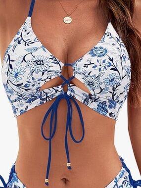 Blooming Jelly floral cutout string bikini top